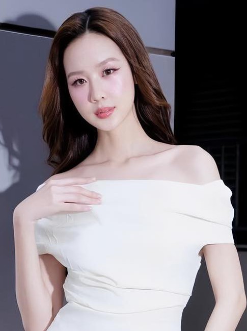 Khoe khéo xương quai xanh quyến rũ cùng trang phục trễ vai