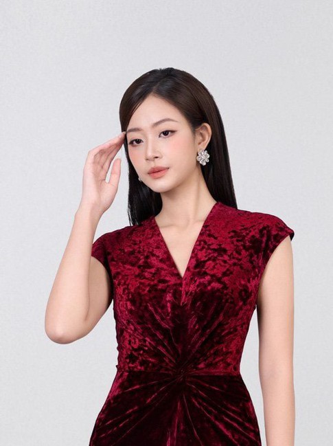 Không cần hở bạo, váy xẻ tà vẫn khiến nàng nổi bật