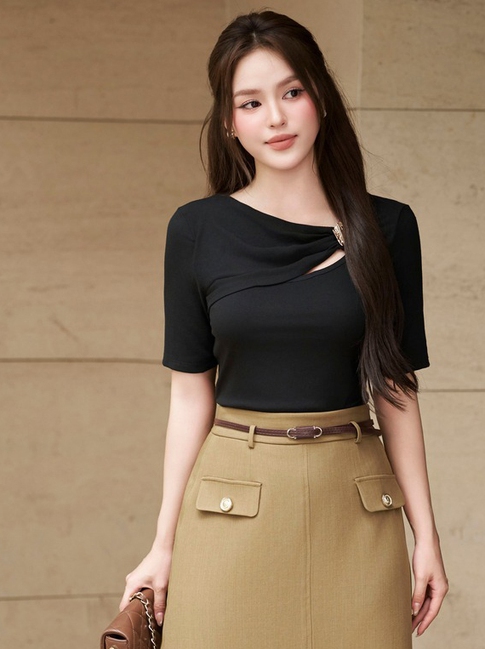 Nâng tầm thời trang công sở cùng váy dài, quần ống rộng và giày cao gót