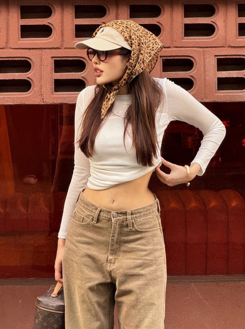 Diện áo tay dài mỏng nhẹ che nắng ngày hè