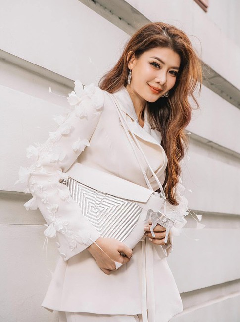 Bản giao hưởng ngọt ngào từ những đóa hoa đính trên trang phục