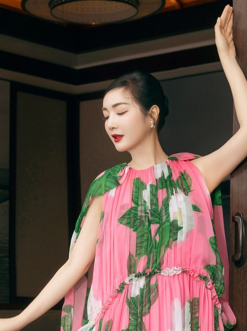 Nhan sắc cuốn hút của Hoa hậu Giáng My ở tuổi U.60