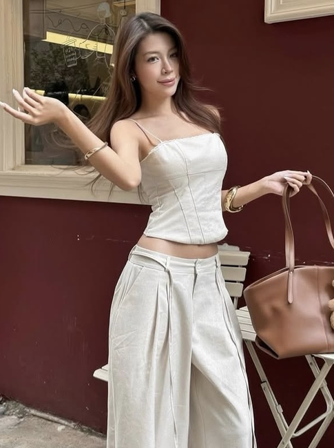 Thần thái ngút ngàn cùng quần palazzo ống rộng