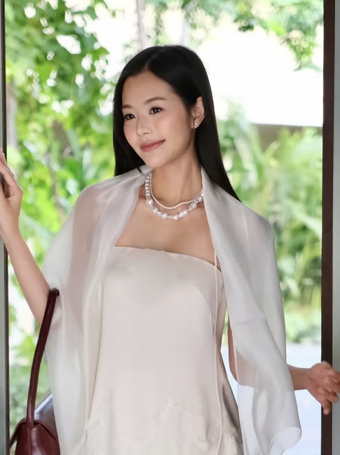 Khăn lụa trở thành 'ngôn ngữ' mới của thời trang đường phố