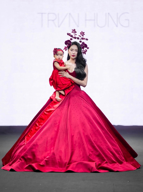 Ngô Thanh Vân lần đầu đưa con lên sàn diễn thời trang