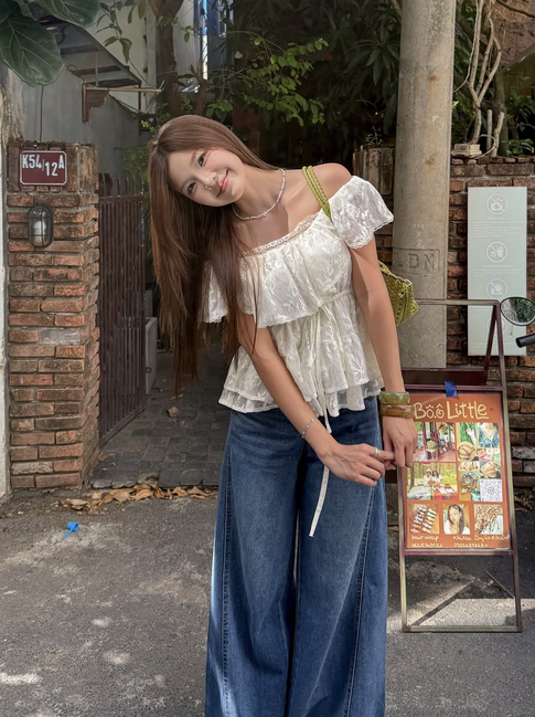 Áo trễ vai phối quần jeans, khoe vai trần gợi cảm đầy thần thái