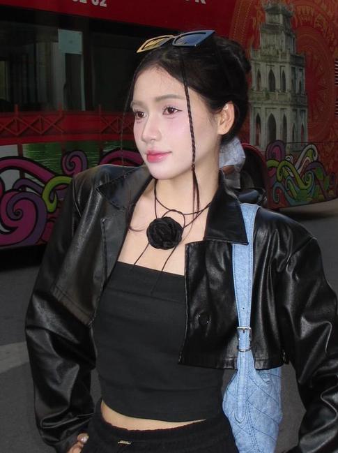 Diện vòng cổ đen, nhỏ nhắn nhưng đủ làm nên thần thái