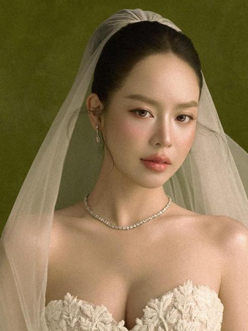 Hoa hậu Thanh Thủy diện váy cưới gây chú ý