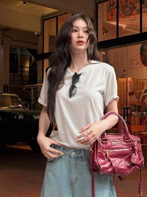 Chẳng cần cầu kỳ, một chiếc áo thun đơn giản là tự tin xuống phố