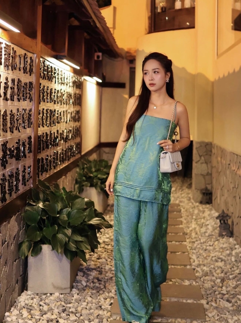 Váy, áo hai dây với muôn kiểu biến tấu từ dạo phố đến tiệc tối sang chảnh