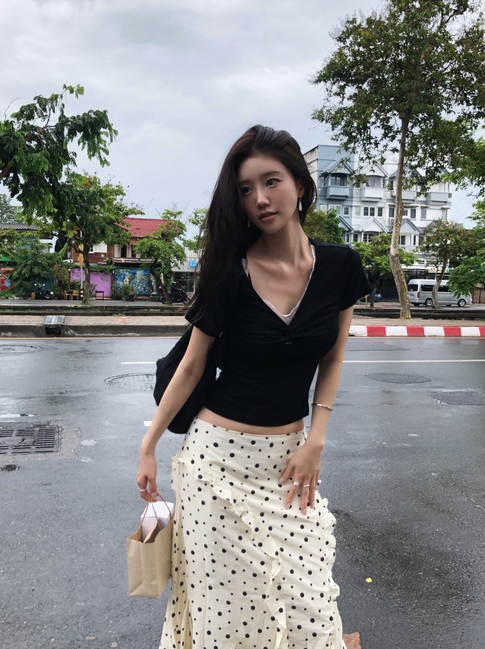 Chân váy cổ điển trở lại, diện đi làm đi chơi đều đẹp