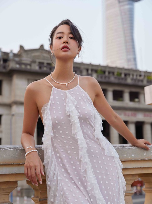 Phối phụ kiện ngọc trai sành điệu như nàng thơ Paris gốc Việt Amandine