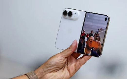 iPhone Duo đối mặt loạt đối thủ Android có pin lớn, camera tốt hơn