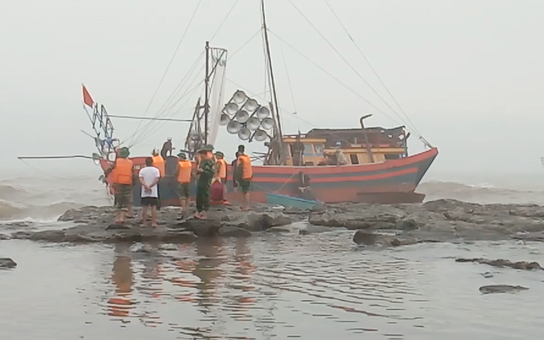 Cận cảnh cứu tàu cá cùng 10 thuyền viên gặp nạn trên biển