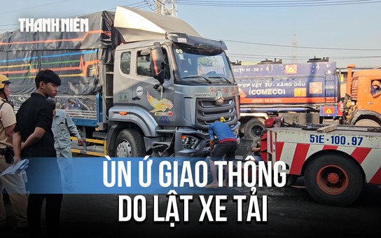 Xe tải tông dải phân cách, giao thông cửa ngõ TP.HCM ùn ứ