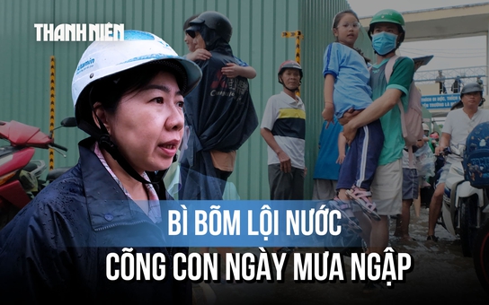 Mưa lớn, sân trường ngập sâu: Phụ huynh xắn quần, lội nước vào tận lớp đón con
