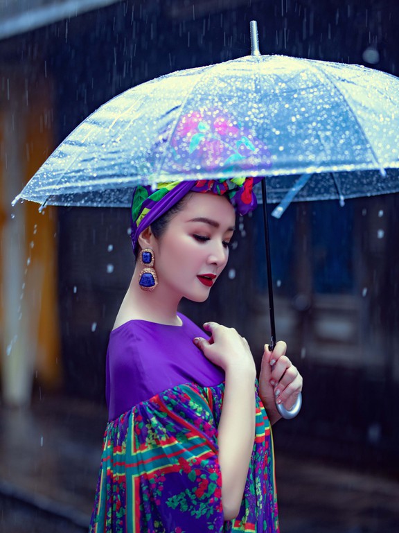  Hoa hậu Giáng My chụp ảnh thời trang dưới mưa ở Hội An