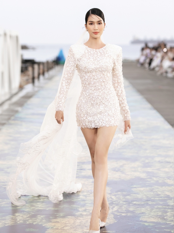  Hoa hậu Tiểu Vy diện váy cưới gợi cảm khoe vòng 1
