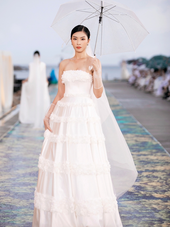  Hoa hậu Tiểu Vy diện váy cưới gợi cảm khoe vòng 1