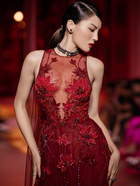  Hoa hậu Kỳ Duyên diện đầm xuyên thấu, làm vedette cho Lê Thanh Hòa