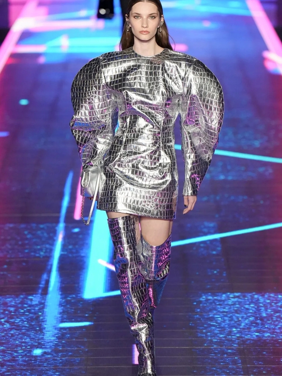  Người phụ nữ của Dolce & Gabbana mặc váy maxi, đeo kính chơi game, đội mũ trùm đầu