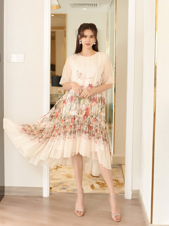  Trương Quỳnh Anh hóa nàng thơ ngọt ngào quyến rũ trong thiết kế đầm hoa mùa hạ