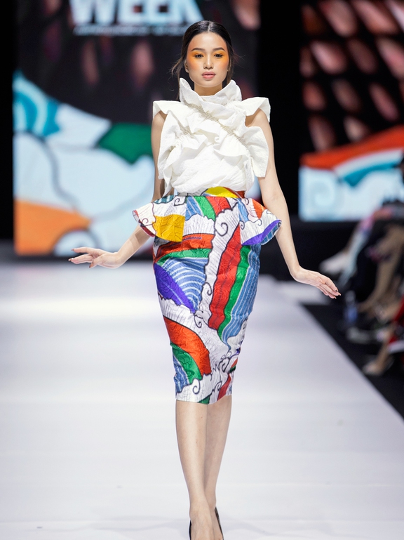 Nguyễn Tùng Chinh mang tranh Hàng Trống lên các thiết kế thời trang