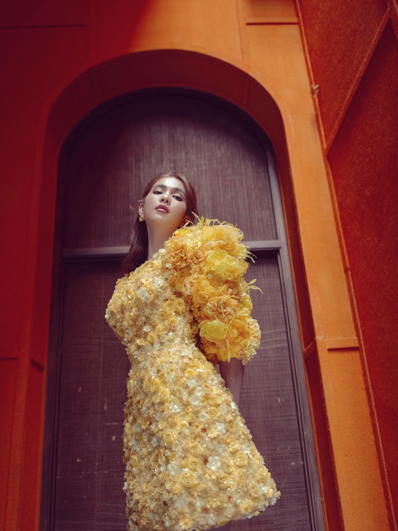 Ngắm Ngọc Trinh kiêu kỳ dạo chơi Yên Tử trong váy áo Lê Thanh Hòa
