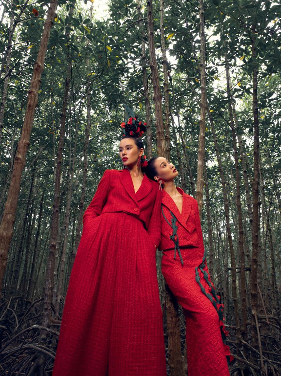  Vũ Ngọc và Son vào rừng Sác Cần Giờ chụp ảnh thời trang, hé lộ những thiết kế đầu tiên của BST Hừng Đông