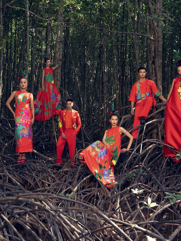  Vũ Ngọc và Son vào rừng Sác Cần Giờ chụp ảnh thời trang, hé lộ những thiết kế đầu tiên của BST Hừng Đông