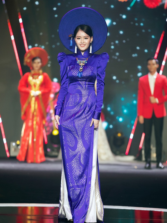  NTK Việt Hùng trình làng bộ sưu tập áo dài trên vải Thái Tuấn