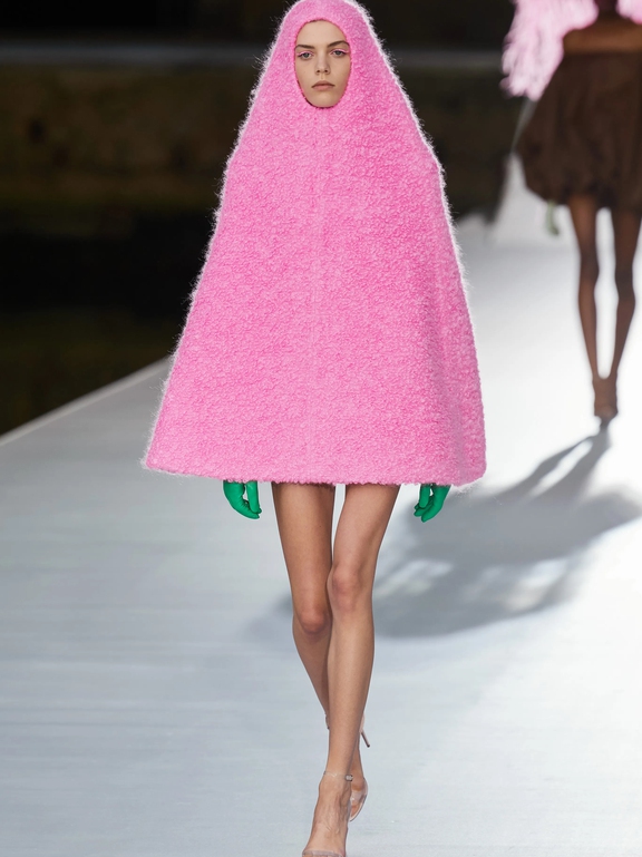  Rực rỡ sắc màu với những bộ đầm cao cấp từ nhà mốt Ý - Valentino Haute Couture Fall 2021