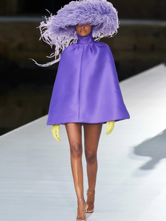  Rực rỡ sắc màu với những bộ đầm cao cấp từ nhà mốt Ý - Valentino Haute Couture Fall 2021