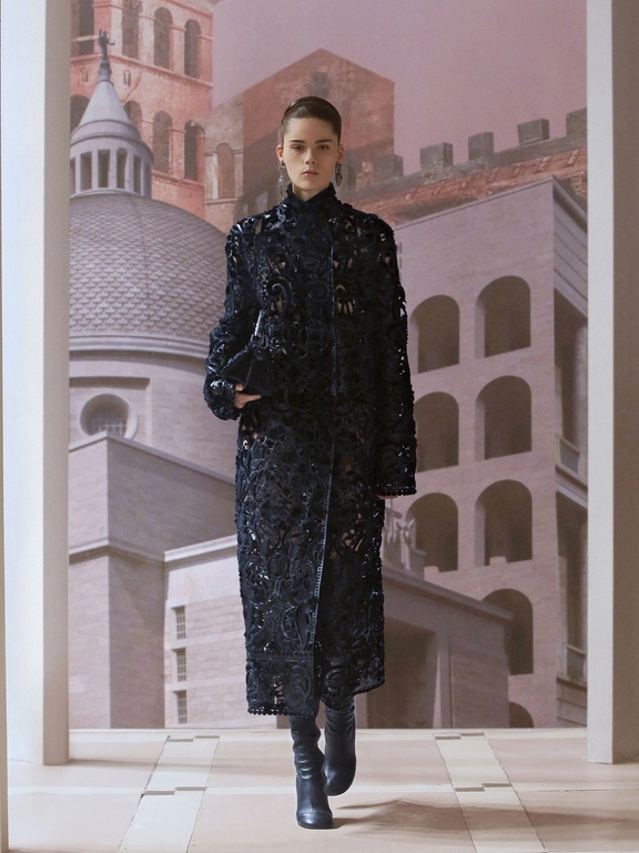  Góc nhìn đầy chất "Italy" của nhà mốt Fendi với trang phục cao cấp Thu Đông 2021