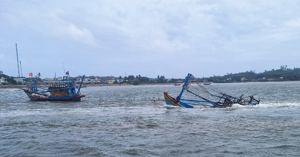 Một tàu cá bị sóng đánh chìm trên biển Quảng Ngãi