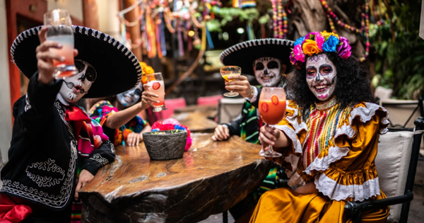 Ngày của người chết ở Mexico tại sao lại vui vẻ và là di sản văn hóa?