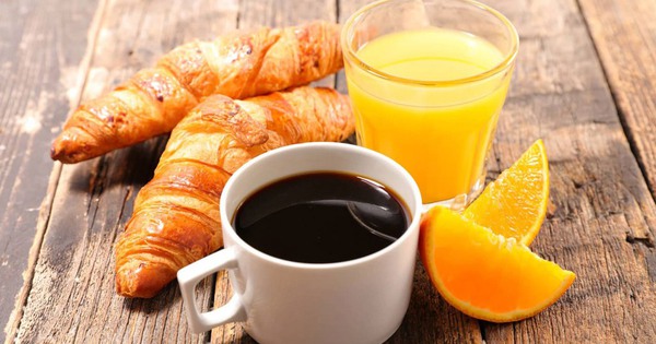 Tại sao không nên uống vitamin C cùng cà phê?
