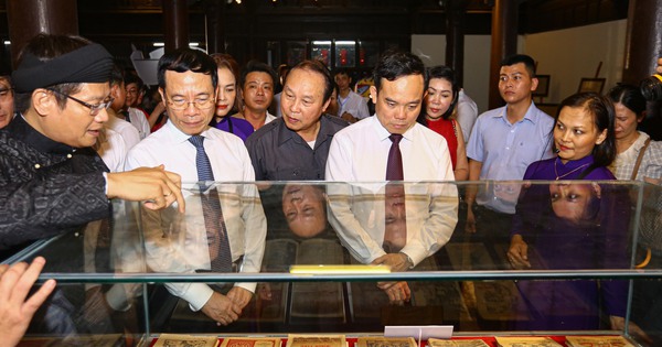 T&ocirc;n vinh s&aacute;ch, người l&agrave;m s&aacute;ch v&agrave; ph&aacute;t triển phong tr&agrave;o đọc s&aacute;ch