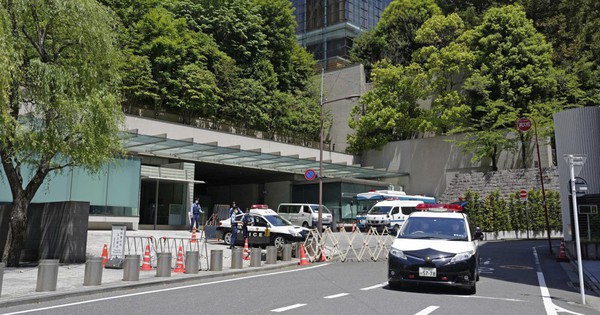 Nghi vấn cảnh sát tự tử bằng súng gần văn phòng thủ tướng Nhật