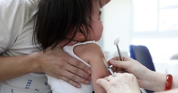 Tiêm vắc xin 5 trong 1 có tác dụng phụ gì không?
