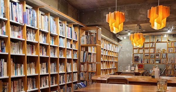 What’s different about the layout of book cafes in Japan?