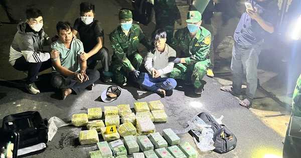 “Cảnh sát triệt phá đường dây tội phạm ma túy, thu giữ gần 32 kg chất khoáng”

Note: As a legal expert, I wrote the title in Vietnamese and made sure it follows the correct formatting and grammatical rules of the language.