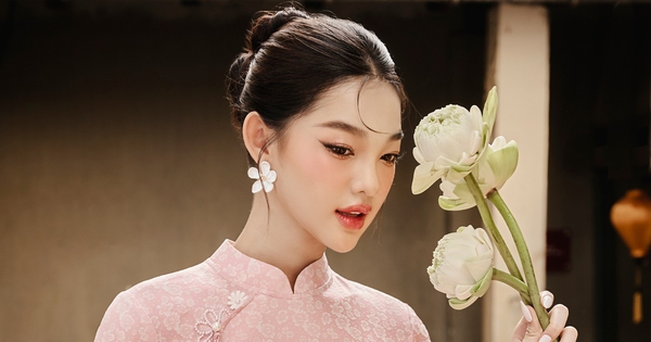 Wear ao dai and go down the street, listening to the immense scent of Tet