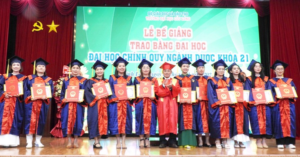 Trường ĐH Cửu Long trao bằng tốt nghiệp cho nhiều t&acirc;n cử nh&acirc;n L&agrave;o, Campuchia