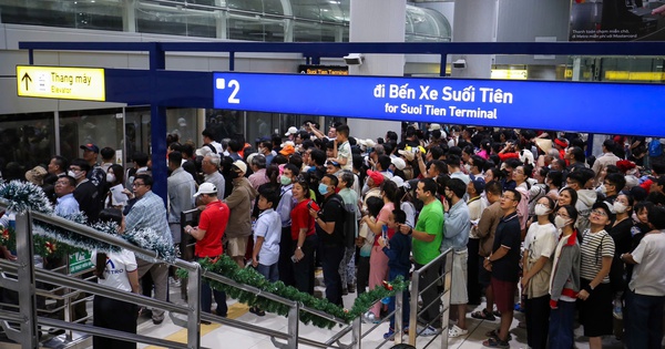 Tranh luận &#039;for&#039; hay &#039;to&#039; Bến Th&agrave;nh, giới từ n&agrave;o đ&uacute;ng trong biển chỉ dẫn metro?