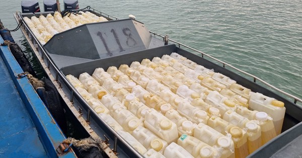 Quảng Ninh: Bắt giữ xuồng m&aacute;y chở 250 can xăng lậu tr&ecirc;n biển
