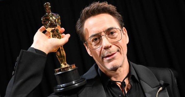 'Người sắt' Robert Downey Jr. bị chỉ trích vì hành động khiếm nhã
