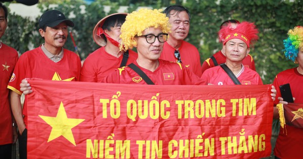CĐV dùng son vẽ Quốc kỳ, dự đoán Việt Nam thắng 2-0, Indonesia dùng súng kiểm soát an ninh