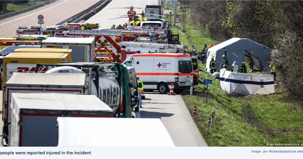 Tai nạn xe bu&yacute;t tại Đức, nhiều người thương vong