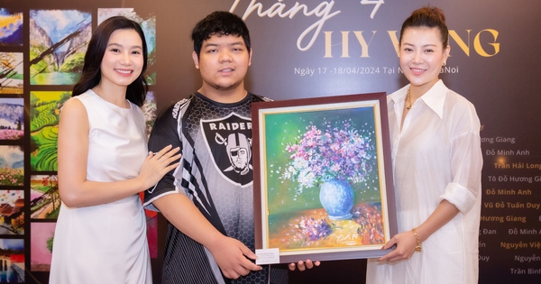 Diễn viên Thanh Hương mua tranh ủng hộ trẻ tự kỷ